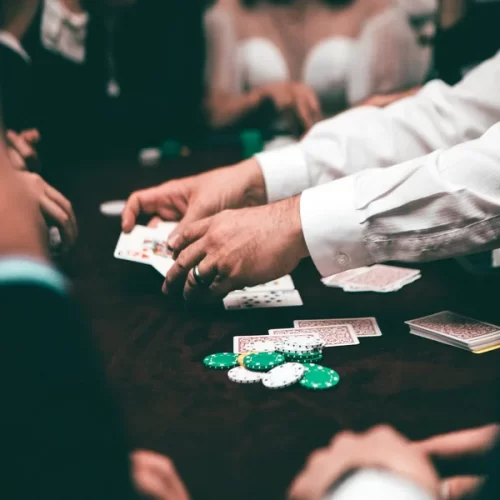 De Saloons a Cassinos: A História e Evolução do Poker nos EUA