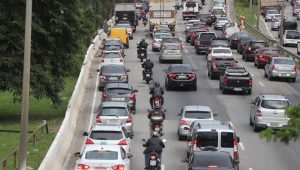 Motos nos EUA usam corredor? O conceito de Lane Splitting