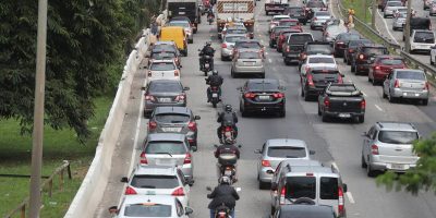 Motos nos EUA usam corredor? O conceito de Lane Splitting