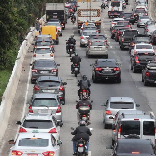 Motos nos EUA usam corredor? O conceito de Lane Splitting