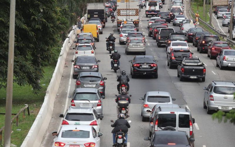 Motos nos EUA usam corredor? O conceito de Lane Splitting