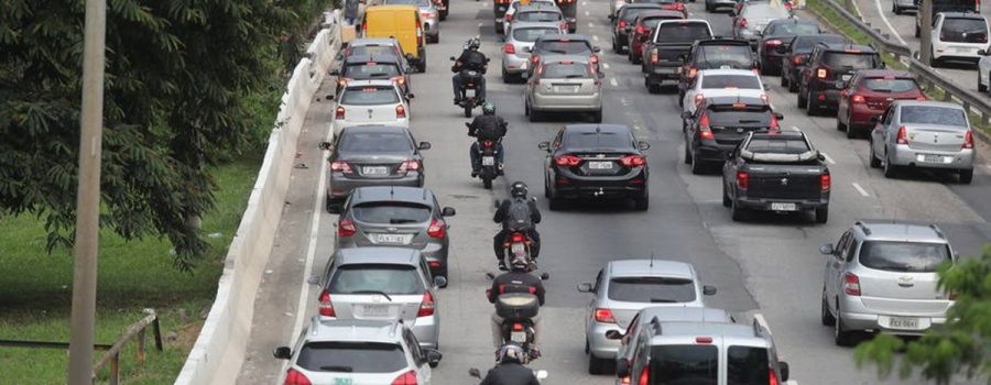 Motos nos EUA usam corredor? O conceito de Lane Splitting