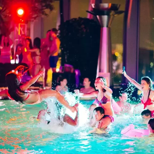 Pool Parties nos EUA: O Encontro Perfeito de Música, Água e Diversão